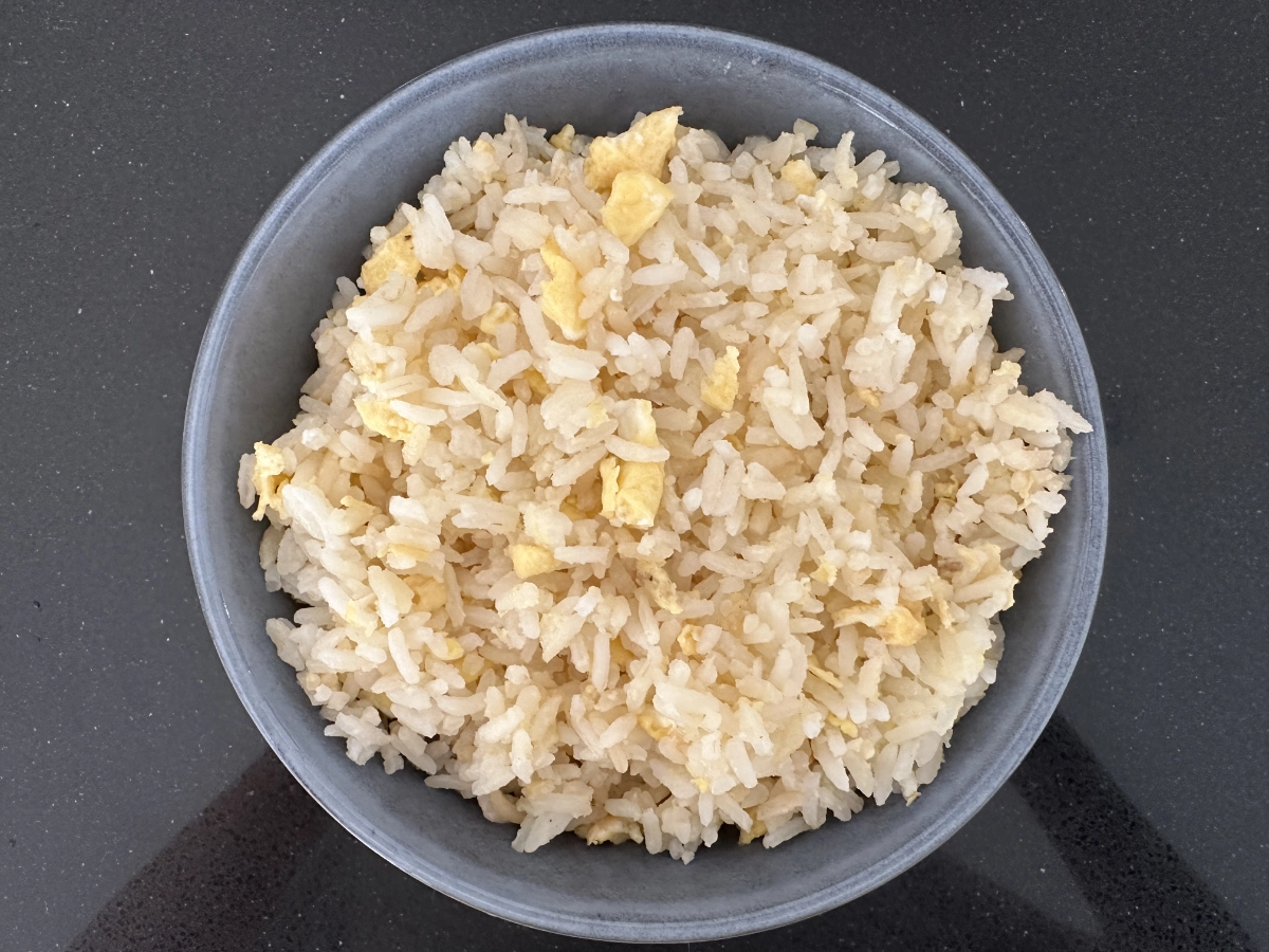Ryż smażony z jajkami i smażoną kapustą pekińską